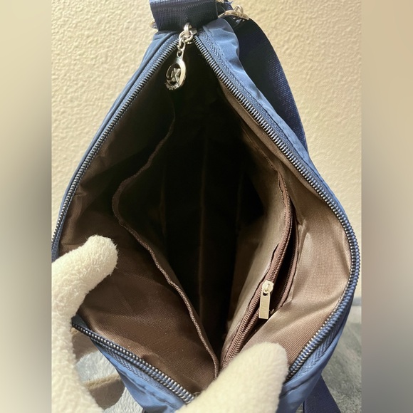 Brand New Jingpin Navy Crossbody with Adjustable Strap - plenty of pockets! - Picture 6 of 8